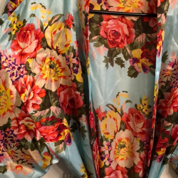 Robe - Picture 2 of 2